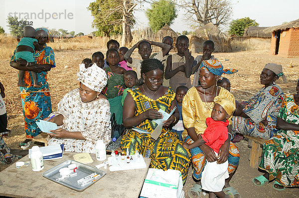 Mütter und Kinder bei der medizinischen Vorsorge Untersuchung  Houssere Faourou  Kamerun  Afrika