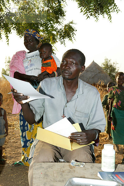 Mann mit Krankenblättern bei einer medizinischen Vorsorge Untersuchung  Houssere Faourou  Kamerun  Afrika