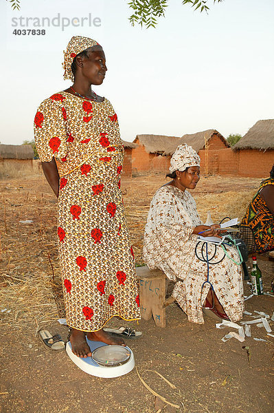 Schwangere Frau auf der Waage bei einer medizinischen Vorsorge Untersuchung  Houssere Faourou  Kamerun  Afrika