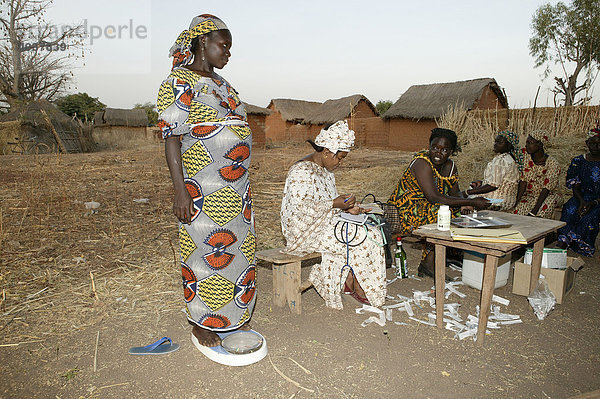 Schwangere Frau auf der Waage bei einer medizinischen Vorsorge Untersuchung  Houssere Faourou  Kamerun  Afrika