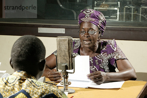 Frau redet beim Radiosender  Garoua  Kamerun  Afrika
