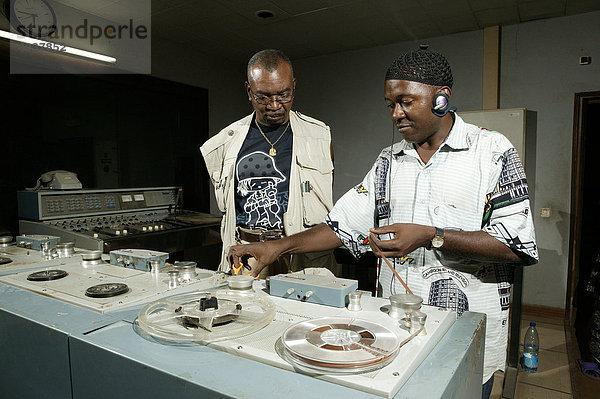 Männer vor den Tonbändern des Radiosenders  Garoua  Kamerun  Afrika