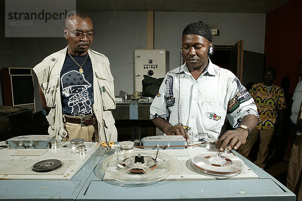Männer vor den Tonbändern des Radiosenders  Garoua  Kamerun  Afrika