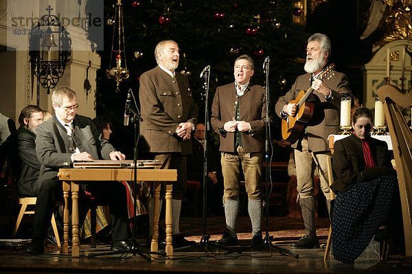 Männer Quartett beim Adventssingen in der Basilika St. Anna  Altötting  Oberbayern  Bayern  Deutschland  Europa