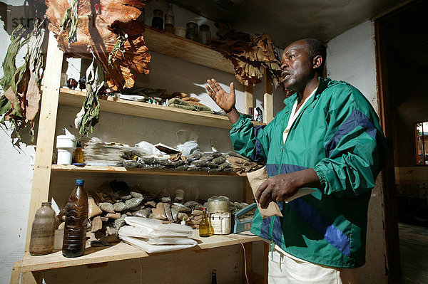 Naturheiler in seiner Apotheke  Yaounde  Kamerun  Afrika