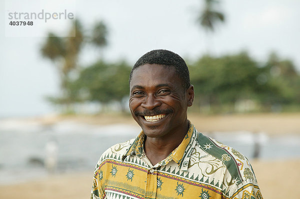 Mann  Portrait  Küste bei Kribi  Kamerun  Afrika