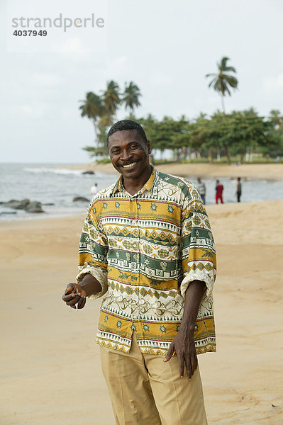 Mann  Küste bei Kribi  Kamerun  Afrika