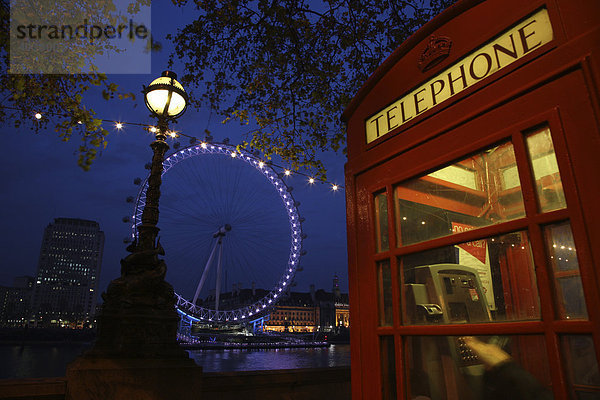 London Eye  Riesenrad an der Themse  Telefonzelle  London  England  Großbritannien  Europa