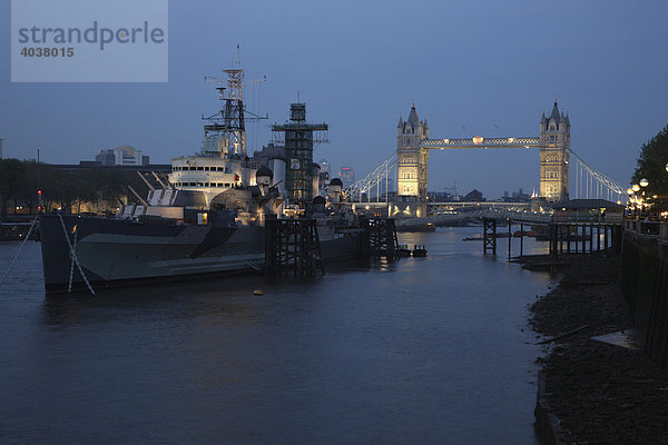 Tower Bridge mit Schiff auf der Themse  London  England  Großbritannien  Europa