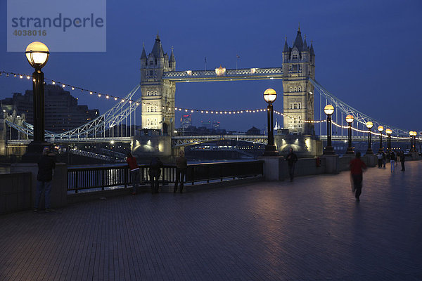 Tower Bridge mit Schiff auf der Themse  London  England  Großbritannien  Europa