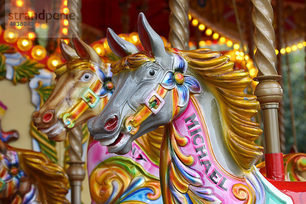 Karusell Pferde  Jahrmarkt  Kirmes am London Eye  London  England  Großbritannien  Europa