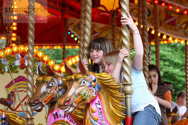 Kinder auf dem Karusell  Jahrmarkt  Kirmes am London Eye  London  England  Großbritannien  Europa