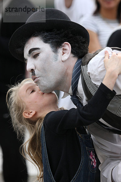 Mädchen küsst Charlie Chaplin Imitator  Jahrmarkt  Kirmes am London Eye  London  England  Großbritannien  Europa