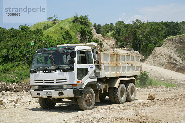 Schwerlaster beim Bau eines Raffinerie- und Hafengeländes der Ramu Nickel Mine  chinesische Bergbaugesellschaft  Basamuk  Papua Neuguinea  Melanesien