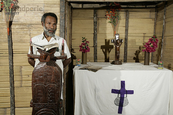 Mann liest am Altar  Gottesdienst  Mindre  Papua Neuguinea  Melanesien