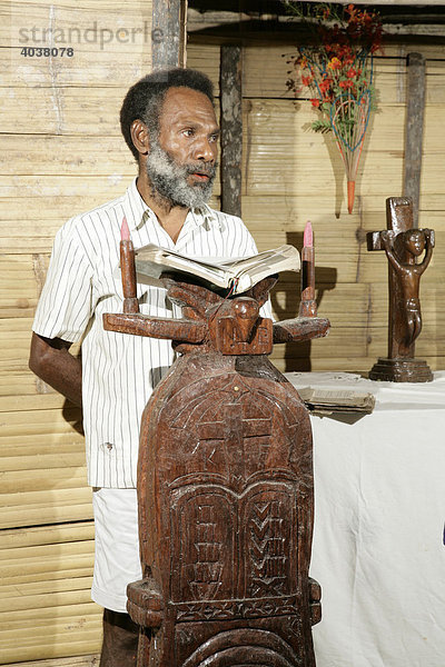 Mann liest am Altar  Gottesdienst  Mindre  Papua Neuguinea  Melanesien