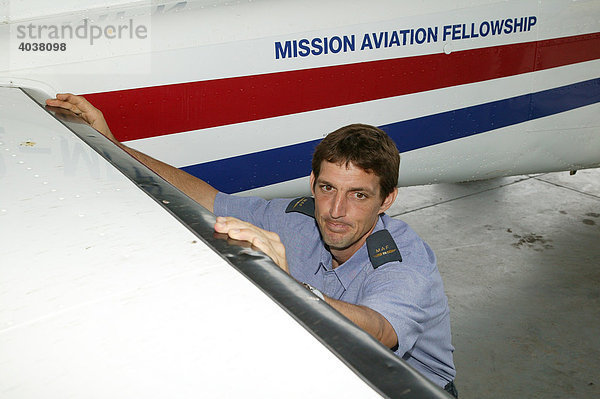 Pilot einer Hilfsorganisation beim Check seines Flugzeugs  Madang  Papua Neuguinea  Melanesien