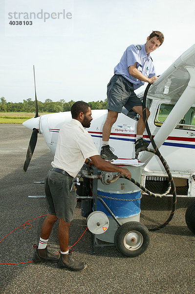 Pilot einer Hilfsorganisation betankt sein Flugzeug  Madang  Papua Neuguinea  Melanesien