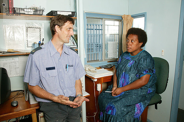 Pilot und Bodenpersonal  Frau einer Hilfsorganisation  beim Auschecken  Madang  Papua Neuguinea  Melanesien