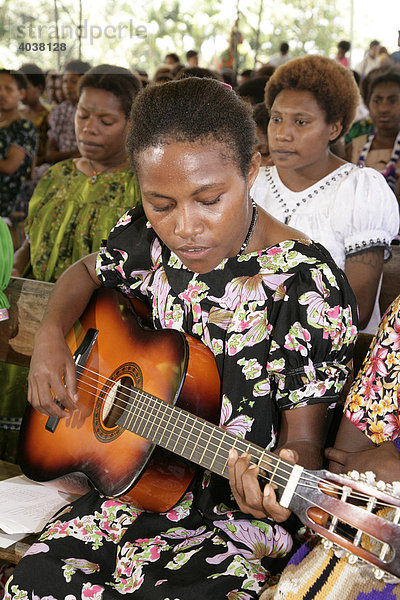 Frau spielt Gitarre  während eines Gottesdienstes  Madang  Papua Neuguinea  Melanesien  Kontinent Australien