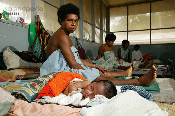 Neugeborenes mit Mutter im Krankenhaus  Butaweng  Papua Neuguinea  Melanesien