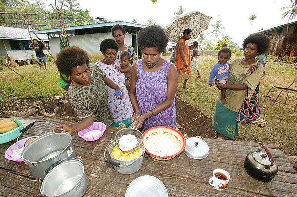 Frauen beim Kochen  Logaweng  Papua Neuguinea  Melanesien