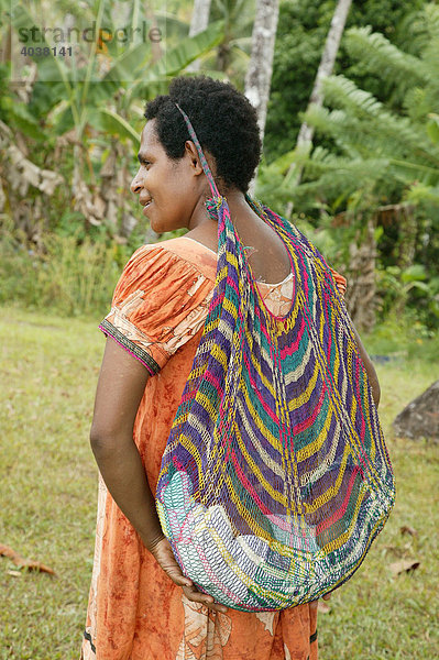 Frau trägt Säugling im Bilum  typische Tasche in PNG  Logaweng  Papua Neuguinea  Melanesien