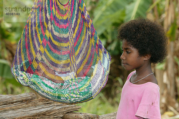 Mädchen mit Säugling im Bilum  typische Tasche in PNG  Logaweng  Papua Neuguinea  Melanesien
