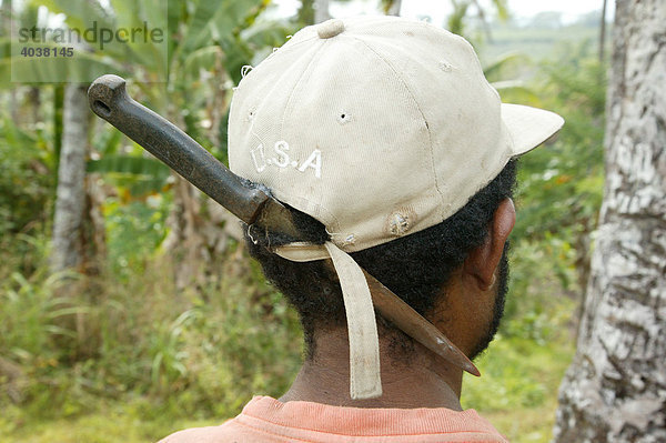 Mann mit Messer an der Kappe  Logaweng  Papua Neuguinea  Melanesien