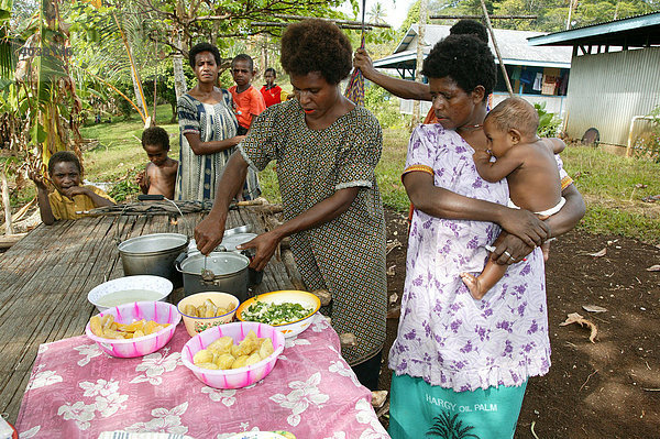 Frauen beim Zubereiten von Essen  Logaweng  Papua Neuguinea  Melanesien