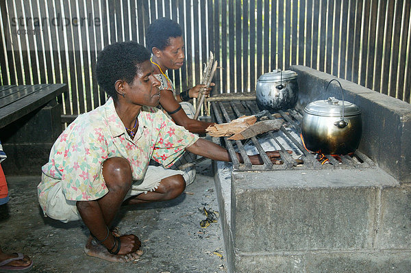 Angehörige der Patienten bereiten eine Mahlzeit  Krankenhaus  Butaweng  Papua Neuguinea  Melanesien