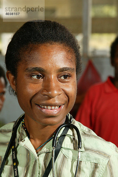 Ärztin während der Arzt-Visite im Krankenhaus  Butaweng  Papua Neuguinea  Melanesien