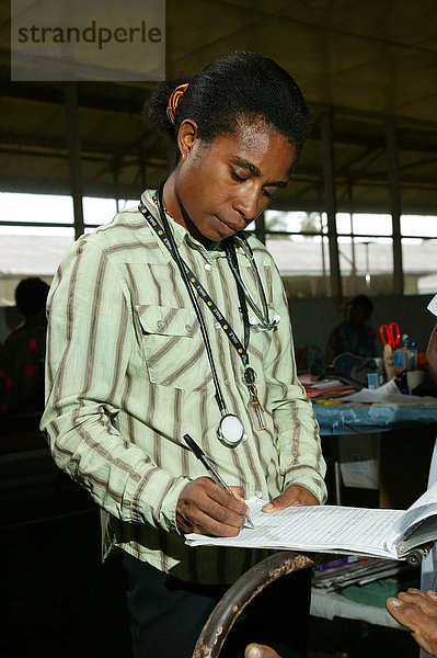 Ärztin während der Arzt-Visite im Krankenhaus  Butaweng  Papua Neuguinea  Melanesien