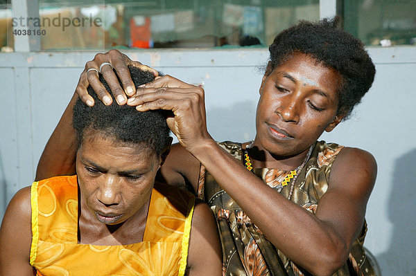Kopfmassage im Krankenhaus  Butaweng  Papua Neuguinea  Melanesien