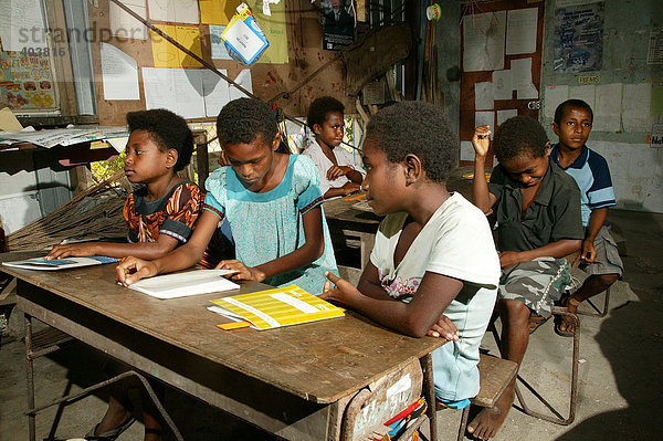 Schüler während des Unterrichtes  Dorfschule  Heldsbach  Papua Neuguinea  Melanesien