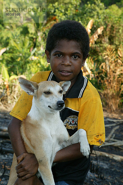 Junge mit Hund im Arm  Heldsbach  Papua Neuguinea  Melanesien
