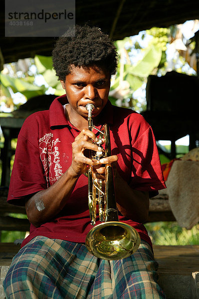 Frau spielt Posaune  Heldsbach  Papua Neuguinea  Melanesien