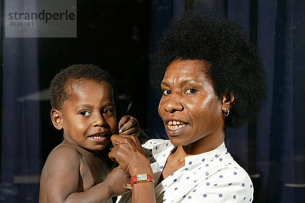 Künstlerin Jane Wena mit Sohn  Port Moresby  Papua Neuguinea  Melanesien