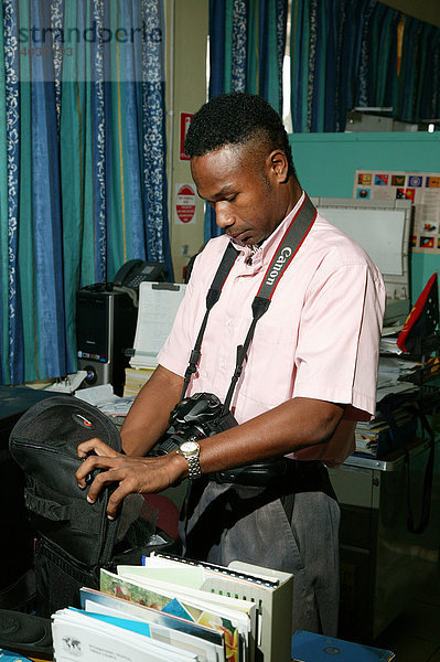 Fotojournalist der Zeitung Wantok  Port Moresby  Papua Neuguinea  Melanesien