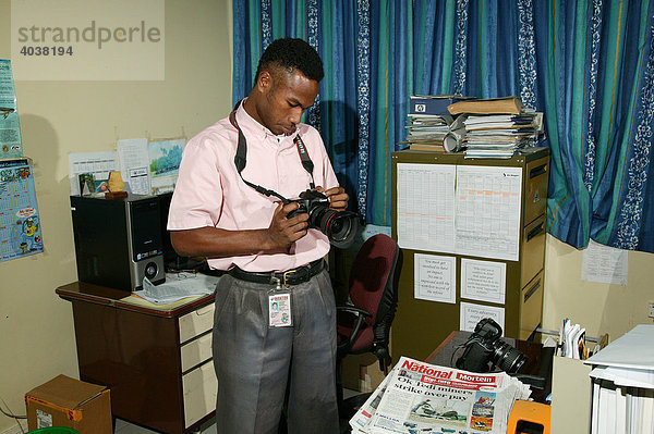 Fotojournalist der Zeitung Wantok  Port Moresby  Papua Neuguinea  Melanesien