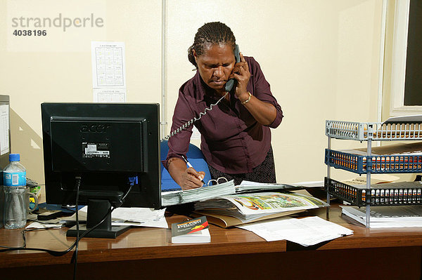 Journalistin der Zeitung Wantok  Port Moresby  Papua Neuguinea  Melanesien