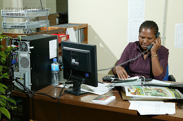 Journalistin der Zeitung Wantok  Port Moresby  Papua Neuguinea  Melanesien