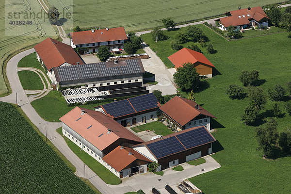 Photovoltaik-Anlage auf den Dächern von Vierseitbauernhöfen  Lk. Mühldorf  Oberbayern  Bayern  Deutschland  Europa