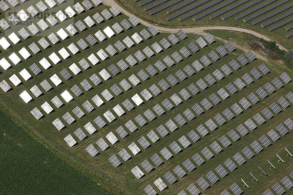 Photovoltaik-Anlage auf den Feldern  Lk. Altötting  Oberbayern  Bayern  Deutschland  Europa