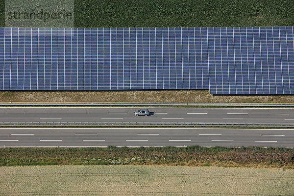 Photovoltaik-Anlage an der Autobahn  Lk. Mühldorf  Oberbayern  Bayern  Deutschland  Europa