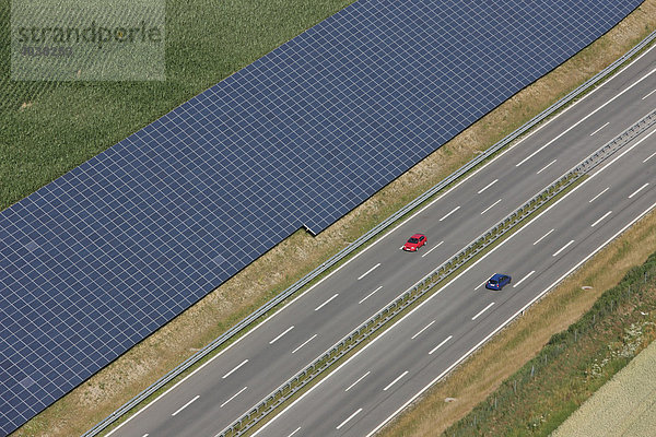 Photovoltaik-Anlage an der Autobahn  Lk. Mühldorf  Oberbayern  Bayern  Deutschland  Europa