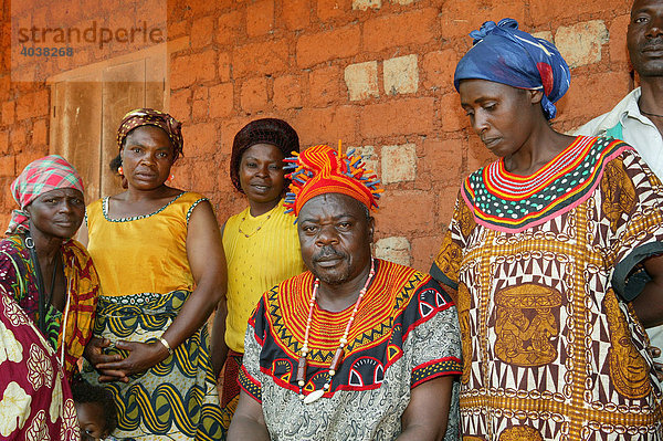 Stammesfürst im Kreise seiner Familie  Bamenda  Kamerun  Afrika