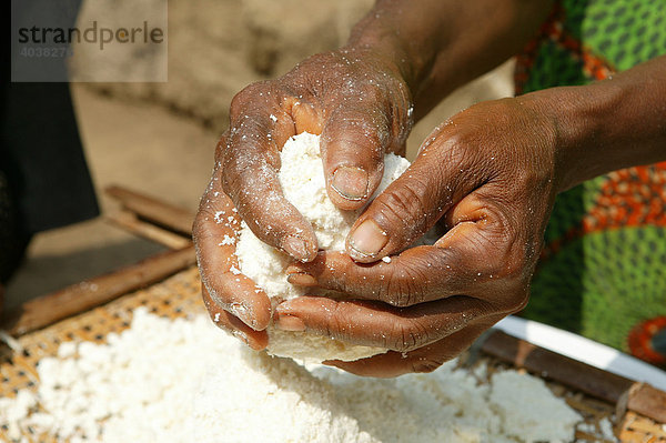 Hände einer Frau kneten Maniok  Herstellung von Maniok-Flocken  Bamenda  Kamerun  Afrika