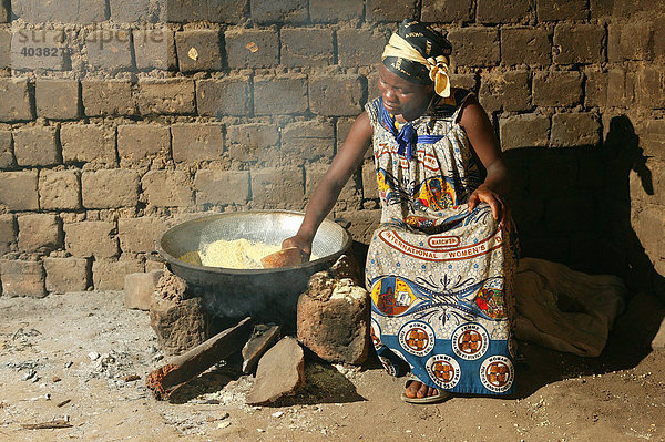 Frau bei der Herstellung von Maniok-Flocken  Bamenda  Kamerun  Afrika