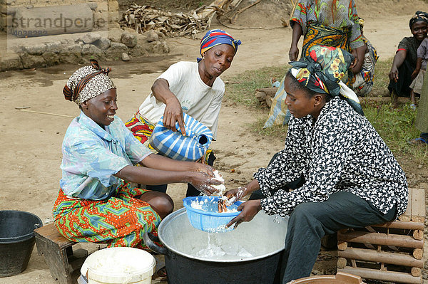 Frauen bei der Herstellung von Maniok-Flocken  Bamenda  Kamerun  Afrika